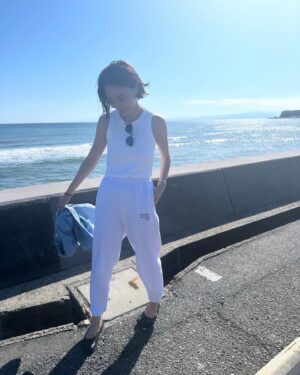Reina Asami Instagram - 気持ちがいい天気だった🤲
海の近くでの撮影。早く皆様にお伝えしたい🤭

そしてスウェットの履き心地が良すぎて毎日履きたい🥹

今日の私服。
@aewen_matoph 
@sea_japan