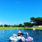 Reina Asami Instagram - 旅の後半は大好きな竹富島へ🏝️ お宿もこれまた大好きな　@hoshinoya.official 竹富🫶 娘が1歳になる頃にも訪れていて、とても思い出深い宿。 ホテル全体が集落のようになっていて、人も少なくのんびりできる。 ここでも子供達はプール三昧⛱️ 人も少ないので、のびのび遊べて大満足。 お部屋は段差がないので、ハイハイ真っ盛りの息子は大喜びで動き回っておりました😂💦
