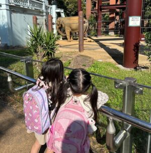 Reina Asami Instagram - 昨日は幼稚園お休みで、娘の相棒と動物園へ🐻
いつも息子がいるので、娘だけとお出かけは久しぶり🤲
ゆっくりのんびり沢山遊びました🫶

@babysleepschool_tokyo_yuko  ちゃんが一生懸命ケンケンパの⭕️を書いてくれてる🤲

沢山歩いくから、動きやすい服装で。
@nave_jp  のニットカーデはお尻まで隠れるシルエットが好き❤️
