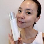 Reina Asami Instagram - 昔肌荒れに悩んでいたとき、色々な化粧水を試した中で出会ったのがオルビスでした。 オルビスは私の肌に合っていたみたいでそれ以来信用しているブランドです！ そんなオルビスから8/21にリニューアル発売されたオルビスユー ドットは、ハリ・透明感*¹を叶える、結果にこだわったオルビス最高峰*²のエイジングケア*³シリーズらしい！ さっそく使ってみてるんだけど、すっごくいい感じ❣️ トロッとした化粧水のテクスチャーが大好きで、 使う度に気分も上がってくる感じがします🤭 年齢とともにハリ不足や乾燥によるくすみに悩む人も多いと思うけど「ハリと透明感」がそのカギらしく！ オルビスユードットは、 肌が本来持つ 美しさにアプローチするための独自研究に基づいた保湿成分*⁴ を配合していて、ハリ・透明感といった大人肌の複合的な悩みをケアできるみたい！ わたしは特に濃密泡なウォッシュがお気に入り🫧 忙しい毎日で自分のスキンケアを怠りガチだったけど毎日の楽しみになってるよ🙌 シリーズで使うことがおすすめらしいから今後も継続して使っていこうと思ってます❣️ そしてオルビス初めての方限定で7 日間体験セットもあるみたいなので、オルビス（@orbis_jp ）公式のハイライトをチェックしてみてね🤲 *¹うるおいによる *² オルビス内スキンケアシリーズの保湿力 *³年齢に応じたお手入れ *⁴ ロニセラカエルレア果汁、ノバラエキス 医薬部外品：肌荒れを防ぐ（オルビスユー ドット フォーミングウォッシュ） メラニンの生成を抑え、シミ・ソバカスを防ぐ（オルビスユー ドット エッセンスローション/オルビスユー ドット クリームモイスチャライザー） #PR #ORBIS #オルビスユードット #オルビスユーシリーズ #結果主義 #スキンケア