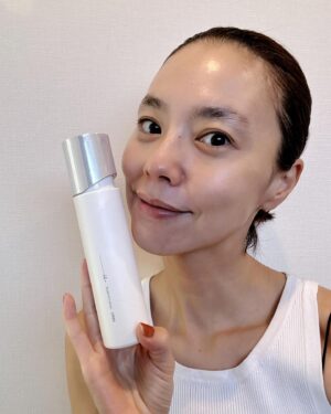 Reina Asami Instagram - 昔肌荒れに悩んでいたとき、色々な化粧水を試した中で出会ったのがオルビスでした。
オルビスは私の肌に合っていたみたいでそれ以来信用しているブランドです！

そんなオルビスから8/21にリニューアル発売されたオルビスユー ドットは、ハリ・透明感*¹を叶える、結果にこだわったオルビス最高峰*²のエイジングケア*³シリーズらしい！

さっそく使ってみてるんだけど、すっごくいい感じ❣️

トロッとした化粧水のテクスチャーが大好きで、
使う度に気分も上がってくる感じがします🤭

年齢とともにハリ不足や乾燥によるくすみに悩む人も多いと思うけど「ハリと透明感」がそのカギらしく！

オルビスユードットは、
肌が本来持つ 美しさにアプローチするための独自研究に基づいた保湿成分*⁴ を配合していて、ハリ・透明感といった大人肌の複合的な悩みをケアできるみたい！

わたしは特に濃密泡なウォッシュがお気に入り🫧
忙しい毎日で自分のスキンケアを怠りガチだったけど毎日の楽しみになってるよ🙌 
シリーズで使うことがおすすめらしいから今後も継続して使っていこうと思ってます❣️
 
そしてオルビス初めての方限定で7 日間体験セットもあるみたいなので、オルビス（@orbis_jp ）公式のハイライトをチェックしてみてね🤲

 
*¹うるおいによる
*² オルビス内スキンケアシリーズの保湿力
*³年齢に応じたお手入れ
*⁴ ロニセラカエルレア果汁、ノバラエキス

医薬部外品：肌荒れを防ぐ（オルビスユー ドット フォーミングウォッシュ）
メラニンの生成を抑え、シミ・ソバカスを防ぐ（オルビスユー ドット エッセンスローション/オルビスユー ドット クリームモイスチャライザー）
 
#PR
#ORBIS
#オルビスユードット
#オルビスユーシリーズ
#結果主義
#スキンケア