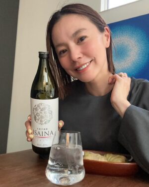 Reina Asami Instagram - 先日のお休みにお友達がロールキャベツを作ってくれて、みんなでお昼からワイワイしていました💚
絶品ロールキャベツに、ISAINAソーダ割りを🤲
最近子供達が寝た後に一杯呑むのがホッとする時間で、とてもフルーティーな口当たりにハマり中です🤭
パッケージも素敵なのでお友達の家に行く時の手土産にもおすすめ。
お友達にもソーダ割り好評でした。
みんなも是非一息入れる時間にISAINAソーダで乾杯してみてね。
 
@shochu_isaina
#PR
#ISAINA
#ISAINA2周年
#ISAINAソーダで乾杯
#芋焼酎