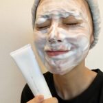 Reina Asami Instagram - 昔肌荒れに悩んでいたとき、色々な化粧水を試した中で出会ったのがオルビスでした。 オルビスは私の肌に合っていたみたいでそれ以来信用しているブランドです！ そんなオルビスから8/21にリニューアル発売されたオルビスユー ドットは、ハリ・透明感*¹を叶える、結果にこだわったオルビス最高峰*²のエイジングケア*³シリーズらしい！ さっそく使ってみてるんだけど、すっごくいい感じ❣️ トロッとした化粧水のテクスチャーが大好きで、 使う度に気分も上がってくる感じがします🤭 年齢とともにハリ不足や乾燥によるくすみに悩む人も多いと思うけど「ハリと透明感」がそのカギらしく！ オルビスユードットは、 肌が本来持つ 美しさにアプローチするための独自研究に基づいた保湿成分*⁴ を配合していて、ハリ・透明感といった大人肌の複合的な悩みをケアできるみたい！ わたしは特に濃密泡なウォッシュがお気に入り🫧 忙しい毎日で自分のスキンケアを怠りガチだったけど毎日の楽しみになってるよ🙌 シリーズで使うことがおすすめらしいから今後も継続して使っていこうと思ってます❣️ そしてオルビス初めての方限定で7 日間体験セットもあるみたいなので、オルビス（@orbis_jp ）公式のハイライトをチェックしてみてね🤲 *¹うるおいによる *² オルビス内スキンケアシリーズの保湿力 *³年齢に応じたお手入れ *⁴ ロニセラカエルレア果汁、ノバラエキス 医薬部外品：肌荒れを防ぐ（オルビスユー ドット フォーミングウォッシュ） メラニンの生成を抑え、シミ・ソバカスを防ぐ（オルビスユー ドット エッセンスローション/オルビスユー ドット クリームモイスチャライザー） #PR #ORBIS #オルビスユードット #オルビスユーシリーズ #結果主義 #スキンケア