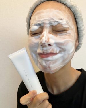 Reina Asami Instagram - 昔肌荒れに悩んでいたとき、色々な化粧水を試した中で出会ったのがオルビスでした。
オルビスは私の肌に合っていたみたいでそれ以来信用しているブランドです！

そんなオルビスから8/21にリニューアル発売されたオルビスユー ドットは、ハリ・透明感*¹を叶える、結果にこだわったオルビス最高峰*²のエイジングケア*³シリーズらしい！

さっそく使ってみてるんだけど、すっごくいい感じ❣️

トロッとした化粧水のテクスチャーが大好きで、
使う度に気分も上がってくる感じがします🤭

年齢とともにハリ不足や乾燥によるくすみに悩む人も多いと思うけど「ハリと透明感」がそのカギらしく！

オルビスユードットは、
肌が本来持つ 美しさにアプローチするための独自研究に基づいた保湿成分*⁴ を配合していて、ハリ・透明感といった大人肌の複合的な悩みをケアできるみたい！

わたしは特に濃密泡なウォッシュがお気に入り🫧
忙しい毎日で自分のスキンケアを怠りガチだったけど毎日の楽しみになってるよ🙌 
シリーズで使うことがおすすめらしいから今後も継続して使っていこうと思ってます❣️
 
そしてオルビス初めての方限定で7 日間体験セットもあるみたいなので、オルビス（@orbis_jp ）公式のハイライトをチェックしてみてね🤲

 
*¹うるおいによる
*² オルビス内スキンケアシリーズの保湿力
*³年齢に応じたお手入れ
*⁴ ロニセラカエルレア果汁、ノバラエキス

医薬部外品：肌荒れを防ぐ（オルビスユー ドット フォーミングウォッシュ）
メラニンの生成を抑え、シミ・ソバカスを防ぐ（オルビスユー ドット エッセンスローション/オルビスユー ドット クリームモイスチャライザー）
 
#PR
#ORBIS
#オルビスユードット
#オルビスユーシリーズ
#結果主義
#スキンケア