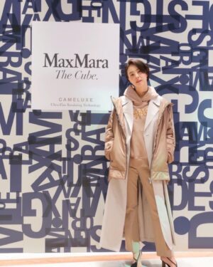 Reina Asami Instagram - マックスマーラ表参道店で行われたイベントに行ってきました✨
久しぶりにキラキラした場所に行かせていただきドキドキしました😂

“キャメリュクス”というアップサイクルで出来た新素材をテーマにしたイベントで、
コートの端材から新素材ができるまでの過程を見られる展示や、キャメリュクスを使ったアウターなどがたくさんあり、とても興味深いイベントでした🤲

 学生さんとのアートプロジェクトもあって、このキャメリュクスを使ったアート作品が展示されています。

３月31日まで、展示されているそうなので、ぜひ観に行ってみてくださいね🙌

 
@maxmara
#MaxMaraTheCube
#Cameluxe
#MaxMara