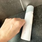Reina Asami Instagram - 昔肌荒れに悩んでいたとき、色々な化粧水を試した中で出会ったのがオルビスでした。 オルビスは私の肌に合っていたみたいでそれ以来信用しているブランドです！ そんなオルビスから8/21にリニューアル発売されたオルビスユー ドットは、ハリ・透明感*¹を叶える、結果にこだわったオルビス最高峰*²のエイジングケア*³シリーズらしい！ さっそく使ってみてるんだけど、すっごくいい感じ❣️ トロッとした化粧水のテクスチャーが大好きで、 使う度に気分も上がってくる感じがします🤭 年齢とともにハリ不足や乾燥によるくすみに悩む人も多いと思うけど「ハリと透明感」がそのカギらしく！ オルビスユードットは、 肌が本来持つ 美しさにアプローチするための独自研究に基づいた保湿成分*⁴ を配合していて、ハリ・透明感といった大人肌の複合的な悩みをケアできるみたい！ わたしは特に濃密泡なウォッシュがお気に入り🫧 忙しい毎日で自分のスキンケアを怠りガチだったけど毎日の楽しみになってるよ🙌 シリーズで使うことがおすすめらしいから今後も継続して使っていこうと思ってます❣️ そしてオルビス初めての方限定で7 日間体験セットもあるみたいなので、オルビス（@orbis_jp ）公式のハイライトをチェックしてみてね🤲 *¹うるおいによる *² オルビス内スキンケアシリーズの保湿力 *³年齢に応じたお手入れ *⁴ ロニセラカエルレア果汁、ノバラエキス 医薬部外品：肌荒れを防ぐ（オルビスユー ドット フォーミングウォッシュ） メラニンの生成を抑え、シミ・ソバカスを防ぐ（オルビスユー ドット エッセンスローション/オルビスユー ドット クリームモイスチャライザー） #PR #ORBIS #オルビスユードット #オルビスユーシリーズ #結果主義 #スキンケア
