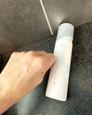 Reina Asami Instagram - 昔肌荒れに悩んでいたとき、色々な化粧水を試した中で出会ったのがオルビスでした。
オルビスは私の肌に合っていたみたいでそれ以来信用しているブランドです！

そんなオルビスから8/21にリニューアル発売されたオルビスユー ドットは、ハリ・透明感*¹を叶える、結果にこだわったオルビス最高峰*²のエイジングケア*³シリーズらしい！

さっそく使ってみてるんだけど、すっごくいい感じ❣️

トロッとした化粧水のテクスチャーが大好きで、
使う度に気分も上がってくる感じがします🤭

年齢とともにハリ不足や乾燥によるくすみに悩む人も多いと思うけど「ハリと透明感」がそのカギらしく！

オルビスユードットは、
肌が本来持つ 美しさにアプローチするための独自研究に基づいた保湿成分*⁴ を配合していて、ハリ・透明感といった大人肌の複合的な悩みをケアできるみたい！

わたしは特に濃密泡なウォッシュがお気に入り🫧
忙しい毎日で自分のスキンケアを怠りガチだったけど毎日の楽しみになってるよ🙌 
シリーズで使うことがおすすめらしいから今後も継続して使っていこうと思ってます❣️
 
そしてオルビス初めての方限定で7 日間体験セットもあるみたいなので、オルビス（@orbis_jp ）公式のハイライトをチェックしてみてね🤲

 
*¹うるおいによる
*² オルビス内スキンケアシリーズの保湿力
*³年齢に応じたお手入れ
*⁴ ロニセラカエルレア果汁、ノバラエキス

医薬部外品：肌荒れを防ぐ（オルビスユー ドット フォーミングウォッシュ）
メラニンの生成を抑え、シミ・ソバカスを防ぐ（オルビスユー ドット エッセンスローション/オルビスユー ドット クリームモイスチャライザー）
 
#PR
#ORBIS
#オルビスユードット
#オルビスユーシリーズ
#結果主義
#スキンケア