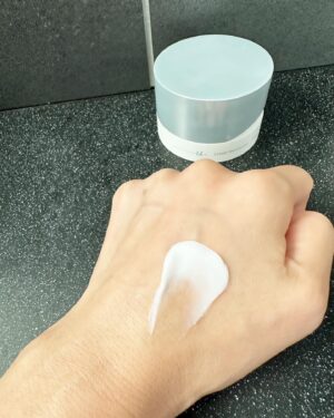 Reina Asami Instagram - 昔肌荒れに悩んでいたとき、色々な化粧水を試した中で出会ったのがオルビスでした。
オルビスは私の肌に合っていたみたいでそれ以来信用しているブランドです！

そんなオルビスから8/21にリニューアル発売されたオルビスユー ドットは、ハリ・透明感*¹を叶える、結果にこだわったオルビス最高峰*²のエイジングケア*³シリーズらしい！

さっそく使ってみてるんだけど、すっごくいい感じ❣️

トロッとした化粧水のテクスチャーが大好きで、
使う度に気分も上がってくる感じがします🤭

年齢とともにハリ不足や乾燥によるくすみに悩む人も多いと思うけど「ハリと透明感」がそのカギらしく！

オルビスユードットは、
肌が本来持つ 美しさにアプローチするための独自研究に基づいた保湿成分*⁴ を配合していて、ハリ・透明感といった大人肌の複合的な悩みをケアできるみたい！

わたしは特に濃密泡なウォッシュがお気に入り🫧
忙しい毎日で自分のスキンケアを怠りガチだったけど毎日の楽しみになってるよ🙌 
シリーズで使うことがおすすめらしいから今後も継続して使っていこうと思ってます❣️
 
そしてオルビス初めての方限定で7 日間体験セットもあるみたいなので、オルビス（@orbis_jp ）公式のハイライトをチェックしてみてね🤲

 
*¹うるおいによる
*² オルビス内スキンケアシリーズの保湿力
*³年齢に応じたお手入れ
*⁴ ロニセラカエルレア果汁、ノバラエキス

医薬部外品：肌荒れを防ぐ（オルビスユー ドット フォーミングウォッシュ）
メラニンの生成を抑え、シミ・ソバカスを防ぐ（オルビスユー ドット エッセンスローション/オルビスユー ドット クリームモイスチャライザー）
 
#PR
#ORBIS
#オルビスユードット
#オルビスユーシリーズ
#結果主義
#スキンケア