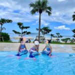 Reina Asami Instagram - 夏休みの振り返り❤️ 毎年恒例お友達家族と沖縄旅行に✈️ 今回はまず石垣島へ。 プールが沢山の　@fusaki_ishigaki 子供達もお揃いの人魚の水着で大はしゃぎ🤲 ママ達も家事もない、ご飯を作らなくていい環境に羽をのばーす。 思う存分プールを楽しみました。 久々に水着も　@fanfan_closet で新調しました。 私にしては甘めなデザインで新鮮❤️ 後半へ続く　私の夏休みもう少しお付き合い下さい🤲