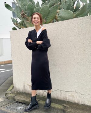 Reina Asami Instagram - 季節も秋めいてきて、長袖の出番も増えてきた🍂
おろしたての　@hereu_jp  のブーツにこれまたおろしたての　@nave_jp  の洗えるカーデ🫶

ブーツ軽くてお気に入りです❤️
