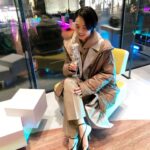 Reina Asami Instagram – マックスマーラ表参道店で行われたイベントに行ってきました✨
久しぶりにキラキラした場所に行かせていただきドキドキしました😂

“キャメリュクス”というアップサイクルで出来た新素材をテーマにしたイベントで、
コートの端材から新素材ができるまでの過程を見られる展示や、キャメリュクスを使ったアウターなどがたくさんあり、とても興味深いイベントでした🤲

 学生さんとのアートプロジェクトもあって、このキャメリュクスを使ったアート作品が展示されています。

３月31日まで、展示されているそうなので、ぜひ観に行ってみてくださいね🙌

 
@maxmara
#MaxMaraTheCube
#Cameluxe
#MaxMara