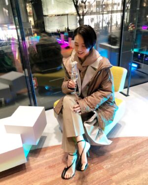Reina Asami Instagram - マックスマーラ表参道店で行われたイベントに行ってきました✨
久しぶりにキラキラした場所に行かせていただきドキドキしました😂

“キャメリュクス”というアップサイクルで出来た新素材をテーマにしたイベントで、
コートの端材から新素材ができるまでの過程を見られる展示や、キャメリュクスを使ったアウターなどがたくさんあり、とても興味深いイベントでした🤲

 学生さんとのアートプロジェクトもあって、このキャメリュクスを使ったアート作品が展示されています。

３月31日まで、展示されているそうなので、ぜひ観に行ってみてくださいね🙌

 
@maxmara
#MaxMaraTheCube
#Cameluxe
#MaxMara