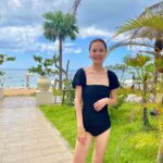 Reina Asami Instagram - 夏休みの振り返り❤️ 毎年恒例お友達家族と沖縄旅行に✈️ 今回はまず石垣島へ。 プールが沢山の　@fusaki_ishigaki 子供達もお揃いの人魚の水着で大はしゃぎ🤲 ママ達も家事もない、ご飯を作らなくていい環境に羽をのばーす。 思う存分プールを楽しみました。 久々に水着も　@fanfan_closet で新調しました。 私にしては甘めなデザインで新鮮❤️ 後半へ続く　私の夏休みもう少しお付き合い下さい🤲