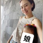 Reina Asami Instagram - 娘夏休みに入りまして、あわあわしております😂 仕事もあるわけで、シッターさんもばーばも予定があわず、ロケだしこの危険な暑さの中付き合わせるのは危ないし😭 どうしたもんかと途方にくれていたら、 @maki_aizawa0414 ちゃんが預かるよー！って言ってくれ、無事仕事に行けました😭 娘もとっても楽しそうで、仕事終わって急いでお迎えいったらまだ帰りたくないっとゴネておりました。。 本当に本当にありがたかった。 自分1人でアップアップしていたけど周りの人達に助けられながら子育てしているのを再実感。 まきちゃん、ありがとう😭 長ーい夏休み☀️ 皆様は何をする予定ですか？？