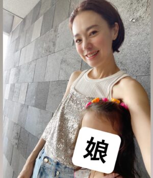 Reina Asami Instagram - 娘夏休みに入りまして、あわあわしております😂
仕事もあるわけで、シッターさんもばーばも予定があわず、ロケだしこの危険な暑さの中付き合わせるのは危ないし😭
どうしたもんかと途方にくれていたら、
@maki_aizawa0414  ちゃんが預かるよー！って言ってくれ、無事仕事に行けました😭
娘もとっても楽しそうで、仕事終わって急いでお迎えいったらまだ帰りたくないっとゴネておりました。。
本当に本当にありがたかった。
自分1人でアップアップしていたけど周りの人達に助けられながら子育てしているのを再実感。
まきちゃん、ありがとう😭
長ーい夏休み☀️
皆様は何をする予定ですか？？