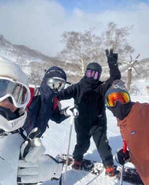 Reina Asami Instagram - 毎年恒例の　@babysleepschool_tokyo_yuko  ちゃん達とのニセコスキー旅行へ⛷️
ニセコは託児やシッターサービスも充実しているので、私も久々にスキーを楽しみました🩵
娘はスキースクールに入りメキメキと上達。
子供の吸収力の早さにびっくりです。
見た事ない大きな氷柱に大喜び。
息子も雪遊び☃️
とーっても充実した旅行でした🥹