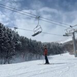 Reina Asami Instagram - 毎年恒例の　@babysleepschool_tokyo_yuko ちゃん達とのニセコスキー旅行へ⛷️ ニセコは託児やシッターサービスも充実しているので、私も久々にスキーを楽しみました🩵 娘はスキースクールに入りメキメキと上達。 子供の吸収力の早さにびっくりです。 見た事ない大きな氷柱に大喜び。 息子も雪遊び☃️ とーっても充実した旅行でした🥹