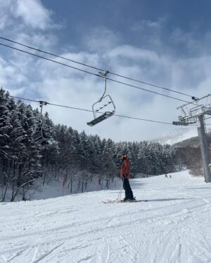 Reina Asami Instagram - 毎年恒例の　@babysleepschool_tokyo_yuko  ちゃん達とのニセコスキー旅行へ⛷️
ニセコは託児やシッターサービスも充実しているので、私も久々にスキーを楽しみました🩵
娘はスキースクールに入りメキメキと上達。
子供の吸収力の早さにびっくりです。
見た事ない大きな氷柱に大喜び。
息子も雪遊び☃️
とーっても充実した旅行でした🥹