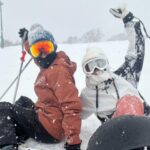Reina Asami Instagram - 毎年恒例の　@babysleepschool_tokyo_yuko ちゃん達とのニセコスキー旅行へ⛷️ ニセコは託児やシッターサービスも充実しているので、私も久々にスキーを楽しみました🩵 娘はスキースクールに入りメキメキと上達。 子供の吸収力の早さにびっくりです。 見た事ない大きな氷柱に大喜び。 息子も雪遊び☃️ とーっても充実した旅行でした🥹