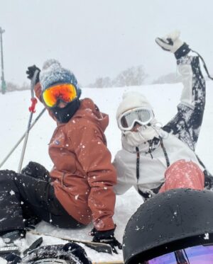 Reina Asami Instagram - 毎年恒例の　@babysleepschool_tokyo_yuko  ちゃん達とのニセコスキー旅行へ⛷️
ニセコは託児やシッターサービスも充実しているので、私も久々にスキーを楽しみました🩵
娘はスキースクールに入りメキメキと上達。
子供の吸収力の早さにびっくりです。
見た事ない大きな氷柱に大喜び。
息子も雪遊び☃️
とーっても充実した旅行でした🥹