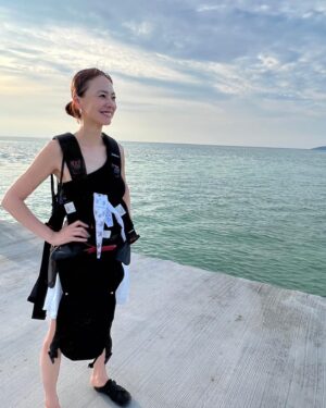 Reina Asami Instagram - 旅行中、ホテル以外ではほぼこのスタイル😂
抱っこ紐がもはや服😅
ここの桟橋とっても気持ちよかった🏝️
#竹富島
#星のや竹富