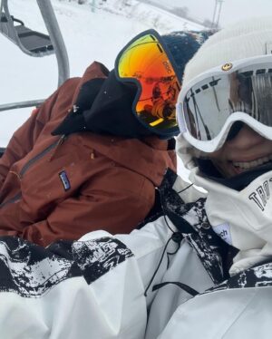 Reina Asami Instagram - 毎年恒例の　@babysleepschool_tokyo_yuko  ちゃん達とのニセコスキー旅行へ⛷️
ニセコは託児やシッターサービスも充実しているので、私も久々にスキーを楽しみました🩵
娘はスキースクールに入りメキメキと上達。
子供の吸収力の早さにびっくりです。
見た事ない大きな氷柱に大喜び。
息子も雪遊び☃️
とーっても充実した旅行でした🥹
