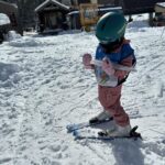 Reina Asami Instagram - 毎年恒例の　@babysleepschool_tokyo_yuko ちゃん達とのニセコスキー旅行へ⛷️ ニセコは託児やシッターサービスも充実しているので、私も久々にスキーを楽しみました🩵 娘はスキースクールに入りメキメキと上達。 子供の吸収力の早さにびっくりです。 見た事ない大きな氷柱に大喜び。 息子も雪遊び☃️ とーっても充実した旅行でした🥹