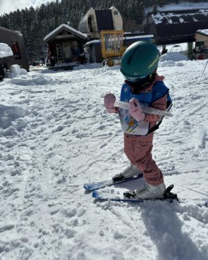 Reina Asami Instagram - 毎年恒例の　@babysleepschool_tokyo_yuko  ちゃん達とのニセコスキー旅行へ⛷️
ニセコは託児やシッターサービスも充実しているので、私も久々にスキーを楽しみました🩵
娘はスキースクールに入りメキメキと上達。
子供の吸収力の早さにびっくりです。
見た事ない大きな氷柱に大喜び。
息子も雪遊び☃️
とーっても充実した旅行でした🥹