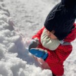 Reina Asami Instagram - 毎年恒例の　@babysleepschool_tokyo_yuko ちゃん達とのニセコスキー旅行へ⛷️ ニセコは託児やシッターサービスも充実しているので、私も久々にスキーを楽しみました🩵 娘はスキースクールに入りメキメキと上達。 子供の吸収力の早さにびっくりです。 見た事ない大きな氷柱に大喜び。 息子も雪遊び☃️ とーっても充実した旅行でした🥹