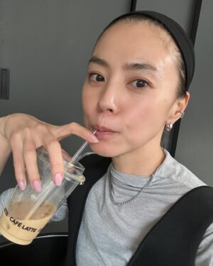 Reina Asami Instagram - 朝一の打ち合わせが終わって、急いで帰宅💨
5分だけ☕️のんで家事やるぞー❗️
１時間半後にはお迎えだからそれまでに夕飯も仕込みたいけどできるのか😂
1.2月はバタバタで過ぎていきそう。。
娘の習い事減らしたいけど本人は続けたいみたいで、母が足りない。。

難しい問題。。

にしても洗濯物が溜まり過ぎてて😭
皆様もお疲れ様です🤲