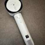 Reina Asami Instagram - SHARPの美容家電の新ブランド「Plasmacluster Beauty」からプラズマクラスタードレープフロードライヤーが🫶 今のドライヤーが随分前に購入したもので娘には重く1人では使えず、今回のプラズマクラスタードライヤーは凄く軽くて、娘もこれなら使えそうと1人で張り切ってドライヤーをしてくれました。 （助かる😭） 娘曰く、とっても軽い！コレなら私も使えるじゃん！ねぇ、ママ髪の毛サラサラじゃない？ と申しておりました 笑 風量がすごい！そして熱すぎないのに乾くのが早い！娘の髪は5分もかからず速乾👏 1人で2人をお風呂に入れる事も多いので、早く乾くのはとっても嬉しい🥹 2人見ながら私もドライヤーやるんだけど、いつも半乾きで諦めてた、、でもこれは私もすぐに乾いた。 とにかくすんごーく助かる‼ 空気浄化のイメージが強いプラズマクラスターだけど、実は「髪にも」いいみたい！ 是非試して欲しい！ #PR #SHARP #プラズマクラスタードライヤー #プラズマクラスターって髪にもいいんだって @plasmacluster_beauty