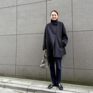 Reina Asami Instagram - 新学期が始まって、行事とか色々あるこの時期。
@uncrave_official  のネイビーのテントラインコートが大活躍🤲
軽くて春先まで着れて、寒い日は中にも着込めるゆったりシルエット。

しかも今セール中じゃないの🫢
卒入園にコート迷子の皆様是非🩵