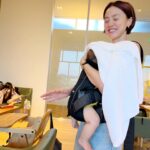Reina Asami Instagram – 旅先では美味しい美味しいコース料理だったのだけど、ゆっくり食べるなんてできないよね😂
下のチビが夕寝の時間に。。
抱っこ紐で寝かせるけど、座ると起きるw
やっと座れても、抱っこでパスタは難易度高い🤣
パスタをクルクルスプーンに乗せて、パクっとスタイル。
見兼ねたパパが食べさせてくれました。
夫の顔よw
でも皆んなで食べる、作って貰ったご飯は最高に幸せだよね❣️
自分で作らなくていいなんて最高しかない！！ぜーんぶペロッと食べました🤣