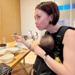 Reina Asami Instagram – 旅先では美味しい美味しいコース料理だったのだけど、ゆっくり食べるなんてできないよね😂
下のチビが夕寝の時間に。。
抱っこ紐で寝かせるけど、座ると起きるw
やっと座れても、抱っこでパスタは難易度高い🤣
パスタをクルクルスプーンに乗せて、パクっとスタイル。
見兼ねたパパが食べさせてくれました。
夫の顔よw
でも皆んなで食べる、作って貰ったご飯は最高に幸せだよね❣️
自分で作らなくていいなんて最高しかない！！ぜーんぶペロッと食べました🤣