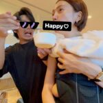 Reina Asami Instagram – 旅先では美味しい美味しいコース料理だったのだけど、ゆっくり食べるなんてできないよね😂
下のチビが夕寝の時間に。。
抱っこ紐で寝かせるけど、座ると起きるw
やっと座れても、抱っこでパスタは難易度高い🤣
パスタをクルクルスプーンに乗せて、パクっとスタイル。
見兼ねたパパが食べさせてくれました。
夫の顔よw
でも皆んなで食べる、作って貰ったご飯は最高に幸せだよね❣️
自分で作らなくていいなんて最高しかない！！ぜーんぶペロッと食べました🤣