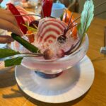 Reina Asami Instagram – 旅先では美味しい美味しいコース料理だったのだけど、ゆっくり食べるなんてできないよね😂
下のチビが夕寝の時間に。。
抱っこ紐で寝かせるけど、座ると起きるw
やっと座れても、抱っこでパスタは難易度高い🤣
パスタをクルクルスプーンに乗せて、パクっとスタイル。
見兼ねたパパが食べさせてくれました。
夫の顔よw
でも皆んなで食べる、作って貰ったご飯は最高に幸せだよね❣️
自分で作らなくていいなんて最高しかない！！ぜーんぶペロッと食べました🤣
