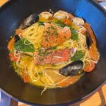 Reina Asami Instagram – 旅先では美味しい美味しいコース料理だったのだけど、ゆっくり食べるなんてできないよね😂
下のチビが夕寝の時間に。。
抱っこ紐で寝かせるけど、座ると起きるw
やっと座れても、抱っこでパスタは難易度高い🤣
パスタをクルクルスプーンに乗せて、パクっとスタイル。
見兼ねたパパが食べさせてくれました。
夫の顔よw
でも皆んなで食べる、作って貰ったご飯は最高に幸せだよね❣️
自分で作らなくていいなんて最高しかない！！ぜーんぶペロッと食べました🤣