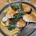 Reina Asami Instagram – 旅先では美味しい美味しいコース料理だったのだけど、ゆっくり食べるなんてできないよね😂
下のチビが夕寝の時間に。。
抱っこ紐で寝かせるけど、座ると起きるw
やっと座れても、抱っこでパスタは難易度高い🤣
パスタをクルクルスプーンに乗せて、パクっとスタイル。
見兼ねたパパが食べさせてくれました。
夫の顔よw
でも皆んなで食べる、作って貰ったご飯は最高に幸せだよね❣️
自分で作らなくていいなんて最高しかない！！ぜーんぶペロッと食べました🤣