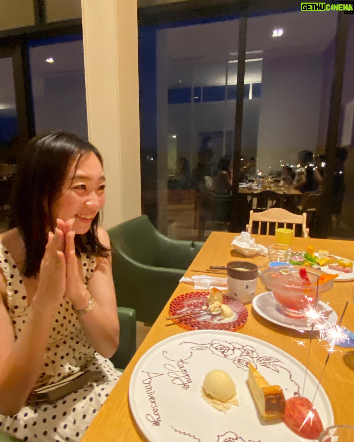 Reina Asami Instagram - @babysleepschool_tokyo_yuko ちゃんのバースデー家族旅行にゆうこちゃんの旦那さんと相談してサプライズ参加。 このメガネつけて、ロビーでしれっと待ってるはずが、駐車場でバレるポンコツぶりでしたが、本人は喜んでくれた😂 (息子はこの表情😅) おめでとう🎉いつもありがとう。 子供達もとっても楽しそうで、私は何気に初グランピング。 とっても素敵な宿だったので、またストーリーにあげます。 赤ちゃん連れ旅行がとても充実してるのはゆうこちゃんのネントレのおかげです😭 今回の旅も良く寝てくれました。 帰りはマザー牧場に行って本当に疲れ果てたけど最高に楽しかった。 しかし、アクアライン乗るまでの渋滞がすごすぎてびっくり。 パパ運転お疲れ様でした🚗🚗🚗🚗