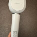 Reina Asami Instagram - SHARPの美容家電の新ブランド「Plasmacluster Beauty」からプラズマクラスタードレープフロードライヤーが🫶 今のドライヤーが随分前に購入したもので娘には重く1人では使えず、今回のプラズマクラスタードライヤーは凄く軽くて、娘もこれなら使えそうと1人で張り切ってドライヤーをしてくれました。 （助かる😭） 娘曰く、とっても軽い！コレなら私も使えるじゃん！ねぇ、ママ髪の毛サラサラじゃない？ と申しておりました 笑 風量がすごい！そして熱すぎないのに乾くのが早い！娘の髪は5分もかからず速乾👏 1人で2人をお風呂に入れる事も多いので、早く乾くのはとっても嬉しい🥹 2人見ながら私もドライヤーやるんだけど、いつも半乾きで諦めてた、、でもこれは私もすぐに乾いた。 とにかくすんごーく助かる‼ 空気浄化のイメージが強いプラズマクラスターだけど、実は「髪にも」いいみたい！ 是非試して欲しい！ #PR #SHARP #プラズマクラスタードライヤー #プラズマクラスターって髪にもいいんだって @plasmacluster_beauty