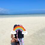 Reina Asami Instagram - @hoshinoya.official 竹富島でやっているアクティビティ。 沖縄の伝統木造船サバニに乗って、潮の満ち引きで現れる島に⛵️ 息子にはまだ過酷なので、私とお留守番でしたが送られてきた写真が綺麗すぎて🏝️😭 娘はクラゲに刺された事があって海は入らないって言っていたんだけど、こんな綺麗な砂浜と海みたら自然と入れたそう🤲 息子が大きくなったら私も絶対にやりたい❣️ #星のや竹富島