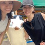 Reina Asami Instagram – @babysleepschool_tokyo_yuko ちゃんのバースデー家族旅行にゆうこちゃんの旦那さんと相談してサプライズ参加。
このメガネつけて、ロビーでしれっと待ってるはずが、駐車場でバレるポンコツぶりでしたが、本人は喜んでくれた😂
(息子はこの表情😅)
おめでとう🎉いつもありがとう。
子供達もとっても楽しそうで、私は何気に初グランピング。
とっても素敵な宿だったので、またストーリーにあげます。
赤ちゃん連れ旅行がとても充実してるのはゆうこちゃんのネントレのおかげです😭
今回の旅も良く寝てくれました。
帰りはマザー牧場に行って本当に疲れ果てたけど最高に楽しかった。
しかし、アクアライン乗るまでの渋滞がすごすぎてびっくり。
パパ運転お疲れ様でした🚗🚗🚗🚗