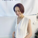 Reina Asami Instagram – 40歳になったので、髪型も髪色も変えてみた🤲
髪の悩みも尽きないよねー
白髪とか白髪とか白髪とかー
歳を重ねるって色々あるけど、ポジティブに生きたいんだ。
息子の急な発熱にだって、もう動じないぜ！ずっと抱っこで腕がもげそうだけど母はいける！
とにかく早く良くなってくれー😭
@mackydesu