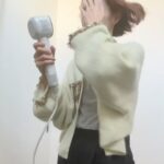 Reina Asami Instagram - SHARPの美容家電の新ブランド「Plasmacluster Beauty」からプラズマクラスタードレープフロードライヤーが🫶 今のドライヤーが随分前に購入したもので娘には重く1人では使えず、今回のプラズマクラスタードライヤーは凄く軽くて、娘もこれなら使えそうと1人で張り切ってドライヤーをしてくれました。 （助かる😭） 娘曰く、とっても軽い！コレなら私も使えるじゃん！ねぇ、ママ髪の毛サラサラじゃない？ と申しておりました 笑 風量がすごい！そして熱すぎないのに乾くのが早い！娘の髪は5分もかからず速乾👏 1人で2人をお風呂に入れる事も多いので、早く乾くのはとっても嬉しい🥹 2人見ながら私もドライヤーやるんだけど、いつも半乾きで諦めてた、、でもこれは私もすぐに乾いた。 とにかくすんごーく助かる‼ 空気浄化のイメージが強いプラズマクラスターだけど、実は「髪にも」いいみたい！ 是非試して欲しい！ #PR #SHARP #プラズマクラスタードライヤー #プラズマクラスターって髪にもいいんだって @plasmacluster_beauty