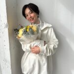 Reina Asami Instagram - 今日は @magazinelee の撮影でした💙 ※2枚目音声あり　 朝の怒涛の送迎を終え、ボサボサ髪でロケバスに入った瞬間 「復帰おめでとー！」 「お帰りー！」 と @magazinelee チームの皆様のサプライズ😭💐 なんて愛があるの😭 朝から嬉しすぎて、ジーンときちゃいました。 @magazinelee の皆様ありがとうございます🙏 これからもよろしくお願い致します🤲