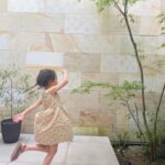 Reina Asami Instagram – 自分で選んだワンピースを来てご機嫌に小躍りする娘💛
このワンピース100％オーガニックコットンを使用したワンピースで、誰に似たのか、ガーリーでファンシーなモノが大好きな彼女のお気に入りの1枚になりました😊

#HMkids
#エイチアンドエム
#キッズコーデ
#HMxME
#hm_kids_sponsored
@hm_kids