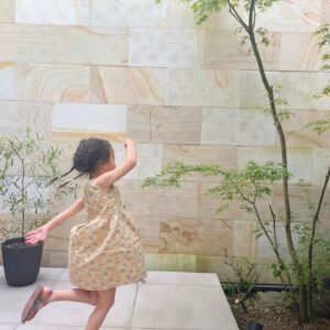 Reina Asami Instagram - 自分で選んだワンピースを来てご機嫌に小躍りする娘💛
このワンピース100％オーガニックコットンを使用したワンピースで、誰に似たのか、ガーリーでファンシーなモノが大好きな彼女のお気に入りの1枚になりました😊

#HMkids
#エイチアンドエム
#キッズコーデ
#HMxME
#hm_kids_sponsored
@hm_kids