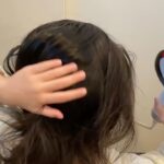 Reina Asami Instagram - SHARPの美容家電の新ブランド「Plasmacluster Beauty」からプラズマクラスタードレープフロードライヤーが🫶 今のドライヤーが随分前に購入したもので娘には重く1人では使えず、今回のプラズマクラスタードライヤーは凄く軽くて、娘もこれなら使えそうと1人で張り切ってドライヤーをしてくれました。 （助かる😭） 娘曰く、とっても軽い！コレなら私も使えるじゃん！ねぇ、ママ髪の毛サラサラじゃない？ と申しておりました 笑 風量がすごい！そして熱すぎないのに乾くのが早い！娘の髪は5分もかからず速乾👏 1人で2人をお風呂に入れる事も多いので、早く乾くのはとっても嬉しい🥹 2人見ながら私もドライヤーやるんだけど、いつも半乾きで諦めてた、、でもこれは私もすぐに乾いた。 とにかくすんごーく助かる‼ 空気浄化のイメージが強いプラズマクラスターだけど、実は「髪にも」いいみたい！ 是非試して欲しい！ #PR #SHARP #プラズマクラスタードライヤー #プラズマクラスターって髪にもいいんだって @plasmacluster_beauty