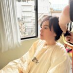 Reina Asami Instagram - ずっとヘアメンテナンス出来ず伸びっぱなしのモサモサヘアだったのを、ヘアメイクのマイさんが撮影中にささっと整えてくれた😭😭 撮影続くからありがたいよー🤲 本当に自分に時間を作れない今日この頃。 @moppmopp8 ♥️