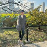 Reina Asami Instagram - 昨日は幼稚園お休みで、娘の相棒と動物園へ🐻 いつも息子がいるので、娘だけとお出かけは久しぶり🤲 ゆっくりのんびり沢山遊びました🫶 @babysleepschool_tokyo_yuko ちゃんが一生懸命ケンケンパの⭕️を書いてくれてる🤲 沢山歩いくから、動きやすい服装で。 @nave_jp のニットカーデはお尻まで隠れるシルエットが好き❤️